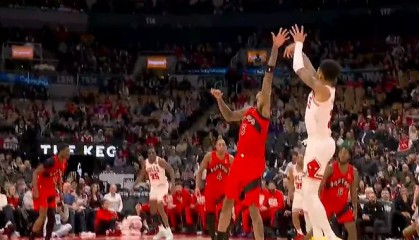 欢迎来到芝加哥！西蒙斯迎着莺歌的长臂命中公牛生涯首分