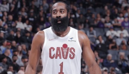 星空体育（中国）官方网站-哈登上半场13投仅3中，三分4中1得到7分2篮板2助攻