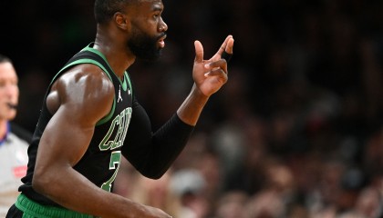 星空体育（中国）官方网站-率队逆转！杰伦·布朗24中9得27分7板 第三节15分