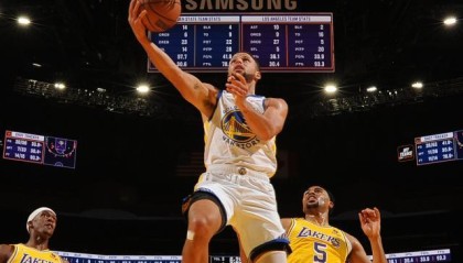 季前赛斩三连胜 巨星篮球与团队篮球勇士样样兼备