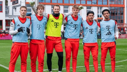 Xingkong Yule-诺伊尔与5位队友合影：自己德甲首秀时，他们还没出生